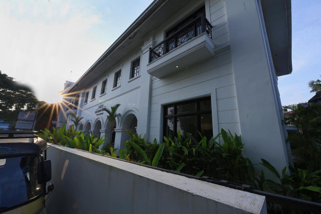 Alpha Old Court House Hotel Kochi Bagian luar foto
